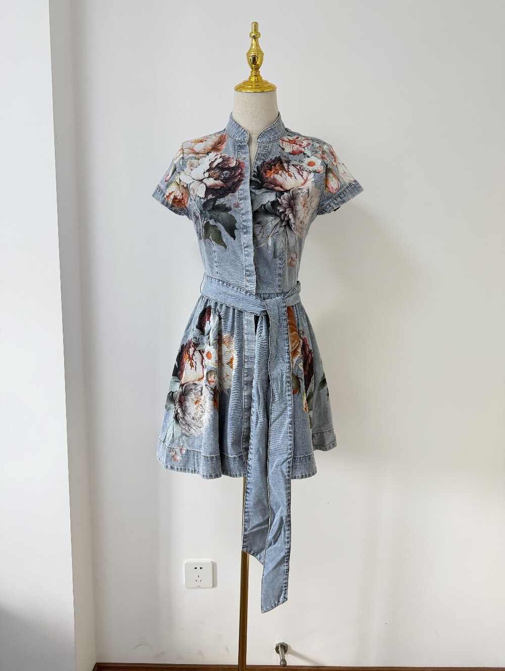 Alice + Olivia LUCY MINI DENIM SHIRT DRESS - Picture 9 of 16